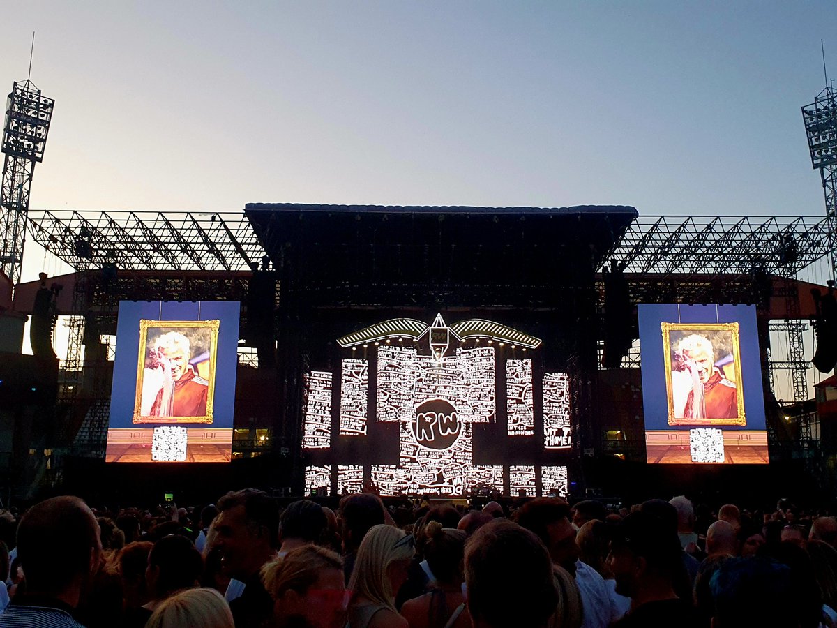 Čakamo na Robbieja 🎶 ... #koncert #trst #robbiewilliams