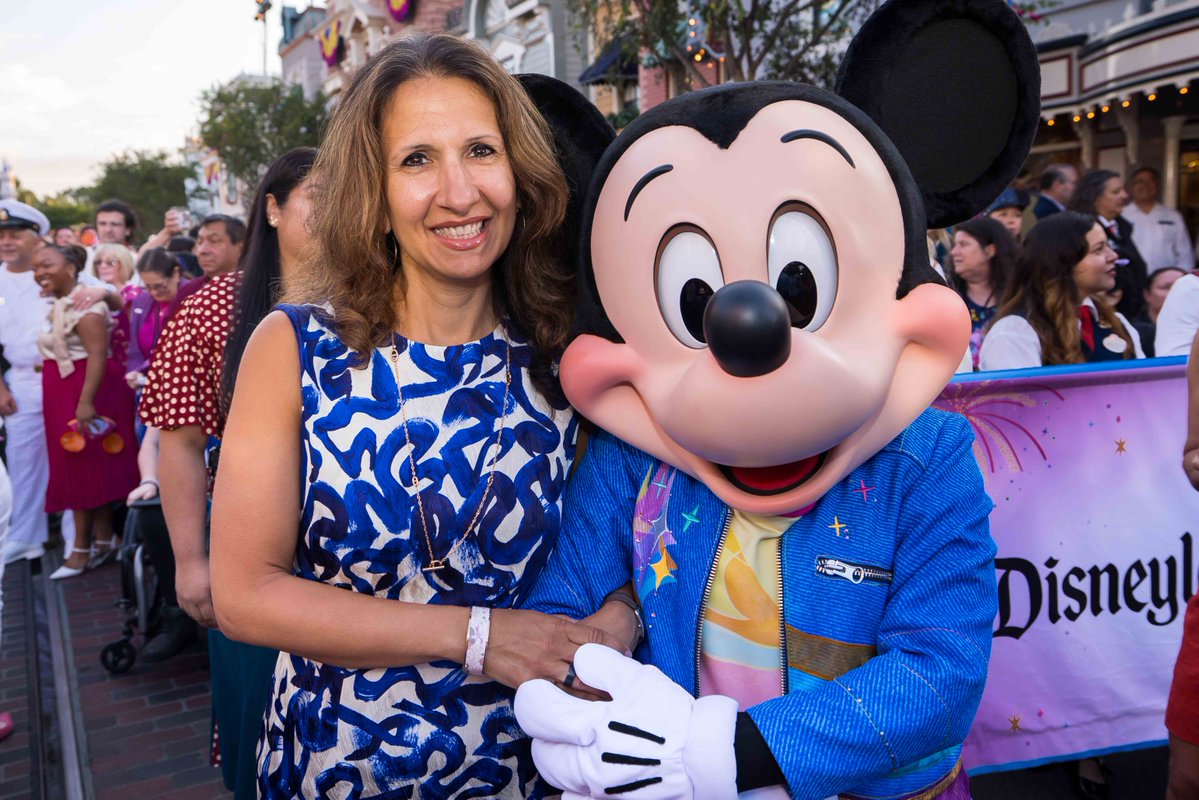 NYSE's tweet image. From Wall Street to Main Street, it's the Happiest Place on Earth! NYSE joins The Walt Disney Company to ring in @Disneyland Resort's 70th anniversary. ✨
The @WaltDisneyCo CEO Bob Iger, Disney Experiences Chairman Josh D'Amaro and Disneyland Resort President Thomas Mazloum join…