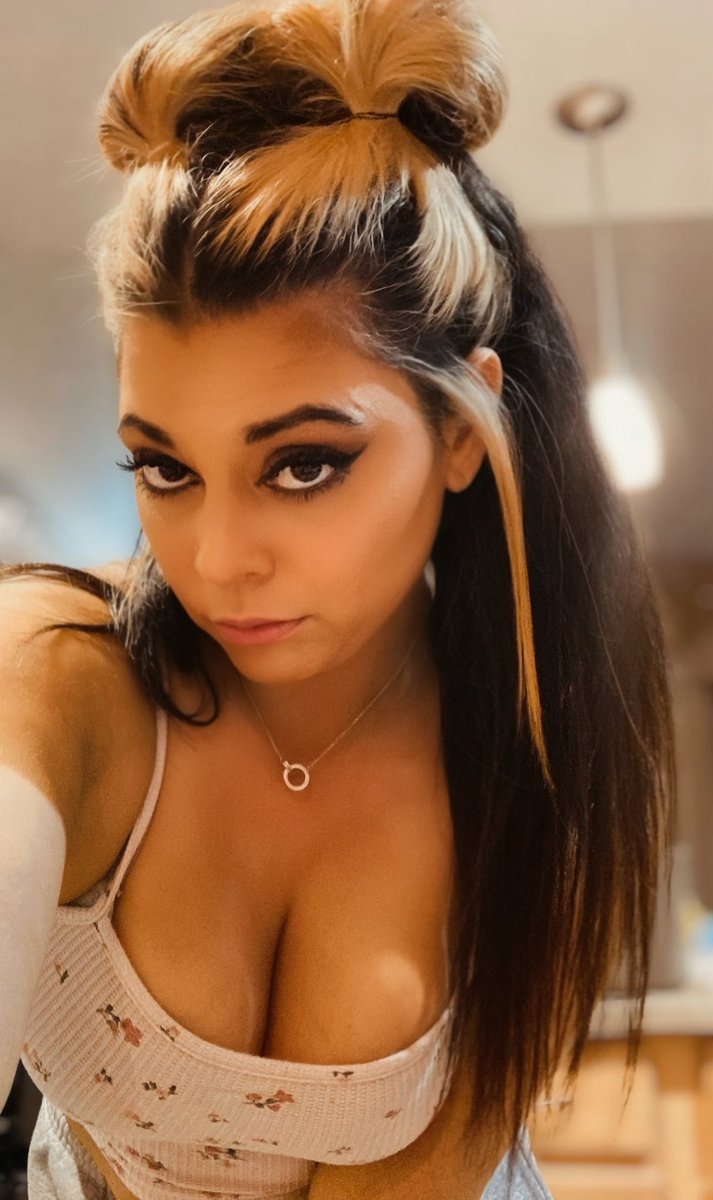 Mad_Gypsy3's tweet photo. 🍭🦋💋 https://t.co/6GYNwlxi8X