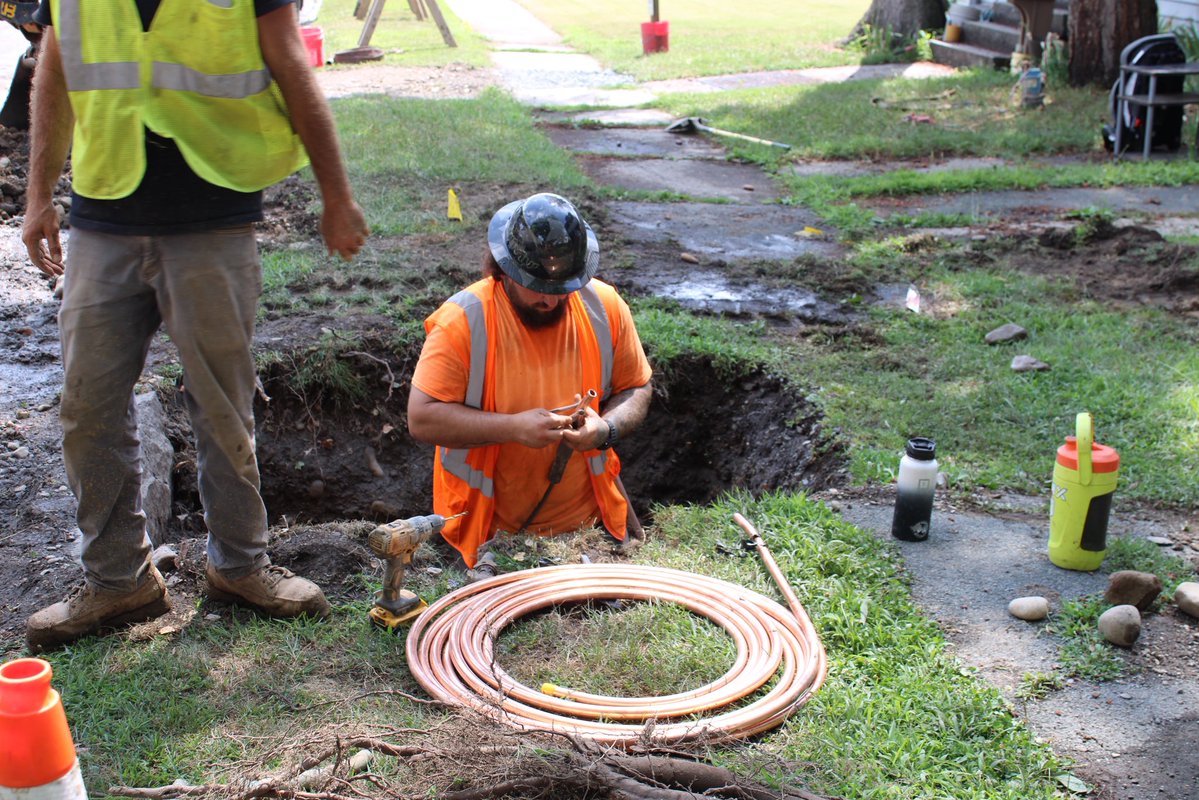 TroyCityHall's tweet image. Lead pipe replacements on 7th Avenue are in full gear! 💪
Crews are hard at work as part of Mayor Mantello’s continued promise to make Troy, safer & cleaner & our citywide effort to replace every lead service line in Troy - protecting public health & investing in our future!