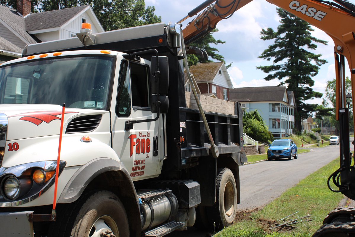 TroyCityHall's tweet image. Lead pipe replacements on 7th Avenue are in full gear! 💪
Crews are hard at work as part of Mayor Mantello’s continued promise to make Troy, safer & cleaner & our citywide effort to replace every lead service line in Troy - protecting public health & investing in our future!