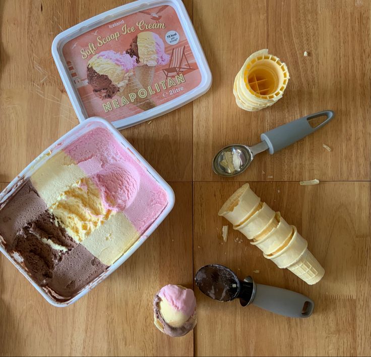 🧁: [ Helado Napolitano y sándwich galleta y helado. ]

🤍:  <a href="/ESCRIBARIO/">Elijah, the 𝔯𝔞𝔳𝔢𝔫.</a> 
💙:  <a href="/C0OKIEG1RL/">˗ˏˋ 𝗗𝖺𝗇𝗂𝖾. ˎˊ˗°◌</a>

☁️: En compensación y por haberle provocado el antojo, ¡disfrute!