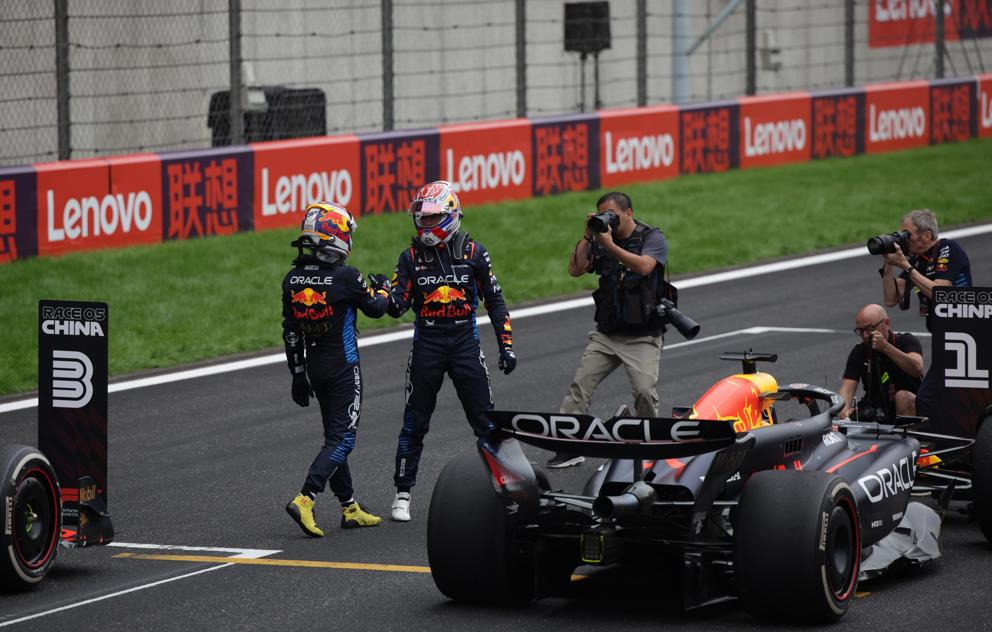 PlanoDeportivo's tweet image. 🚀🏁 Respeto entre compañeros:
Verstappen habló de Checo Pérez y aseguró que sería un refuerzo ideal para Cadillac. ✨🧤
El neerlandés reconoce el talento y la experiencia del mexicano.
🔗 tinyurl.com/5n6eywsz
#ChecoPérez #Verstappen #F1 #CadillacRacing