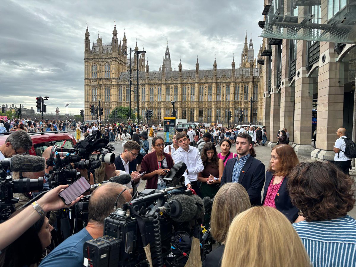 BMAResidents's tweet image. Today’s talks with the Health Secretary were constructive, and we believe there’s a window of opportunity - albeit small - in which the Government can put forward a strong enough proposal to prevent strikes.
Full statement: bma.org.uk/bma-media-cent…