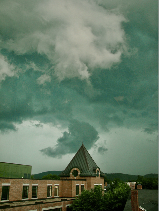 ametsoc's tweet image. Why does the sky sometimes turn green during severe thunderstorms? On the Front Page blog, Lourdes Avilés (@lourdesaviles) explores theories using the science of atmospheric optics: bit.ly/3U4nSUR
Photo credit 📷: Lourdes Avilés