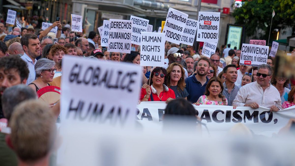 ‼️🪧¡Alzamos hoy la voz en muchas ciudades de España!

Contra la impunidad de la violencia racista.

Por la defensa de los derechos humanos.

No vamos a permitir que el odio avance sin respuesta.

📷En Madrid en la Plaza del Callao.
