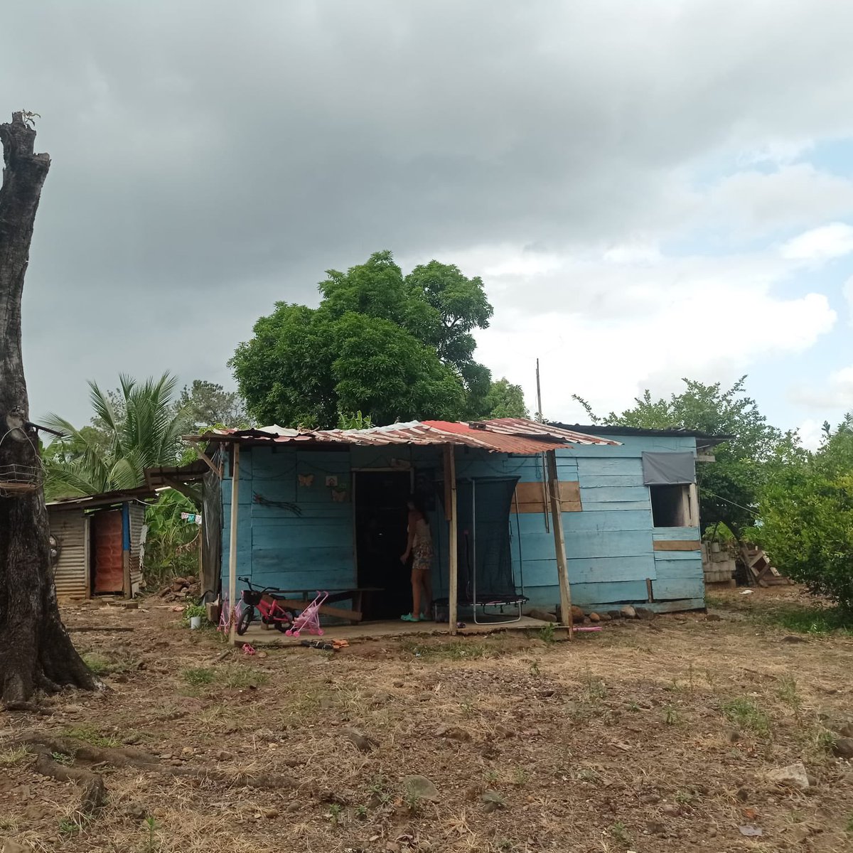 En Unión de Azuero, distrito de Chepo, la Dirección de Mejoramiento Habitacional trabaja para mejorar las condiciones de vida de la señora Sujeidi Henríquez, madre de dos niños. Una acción que brinda un hogar más seguro y adecuado para su familia.
#ConstruyendoHogares 🏡💛👩‍👧‍👦