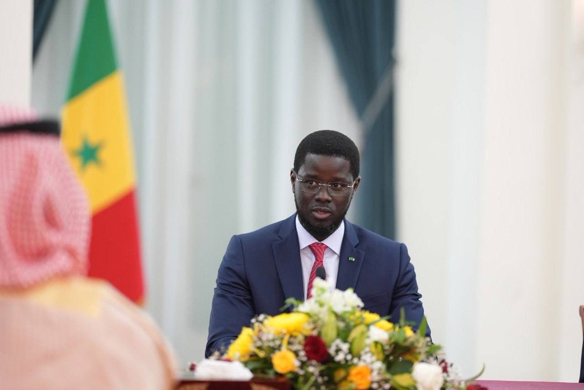 PR_Senegal's tweet image. Le contrat de l’usine de dessalement de la Grande Côte a été renégocié ce jour entre le Sénégal et l’Arabie Saoudite. Ce projet permettra de réduire le prix de l’eau, d’alléger la charge budgétaire, de doubler la production d’énergie solaire et de renforcer le contenu local.