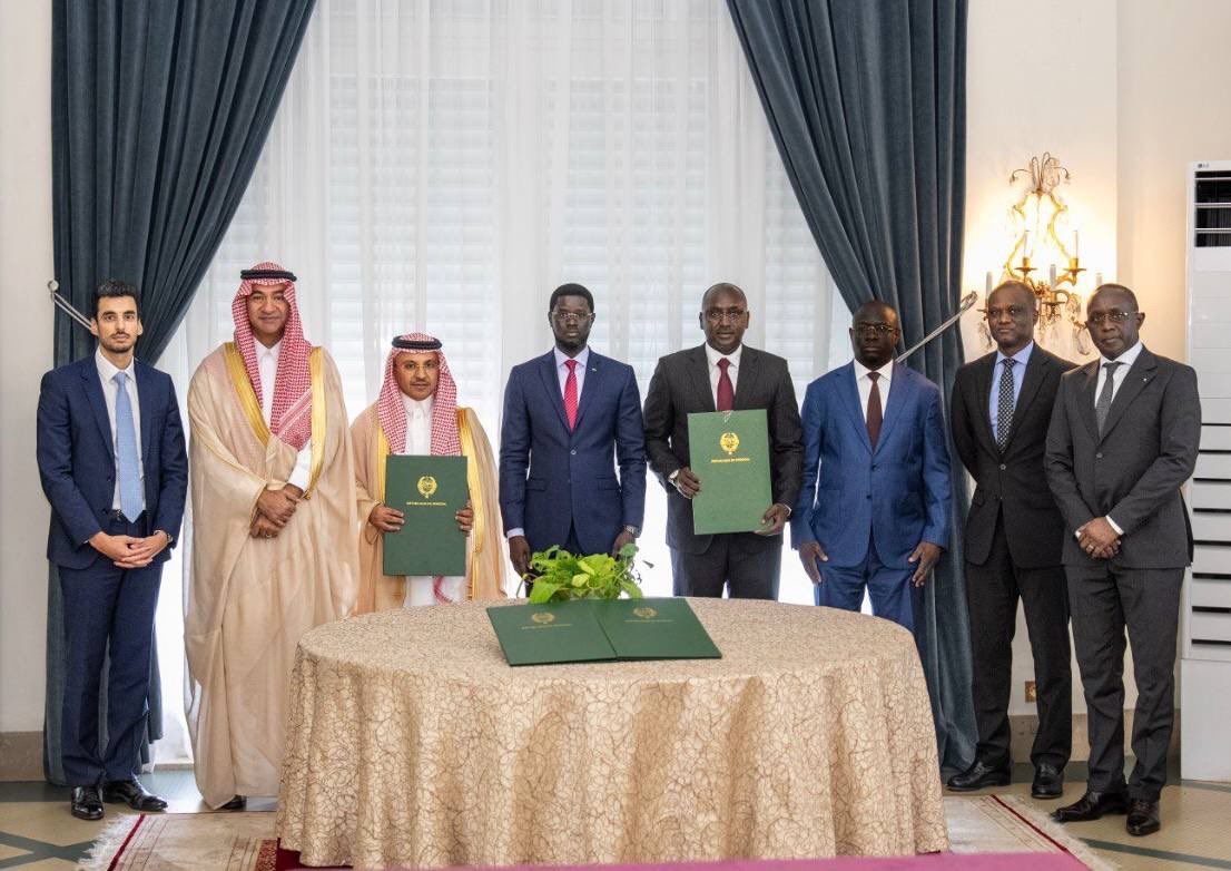 PR_Senegal's tweet image. Le contrat de l’usine de dessalement de la Grande Côte a été renégocié ce jour entre le Sénégal et l’Arabie Saoudite. Ce projet permettra de réduire le prix de l’eau, d’alléger la charge budgétaire, de doubler la production d’énergie solaire et de renforcer le contenu local.