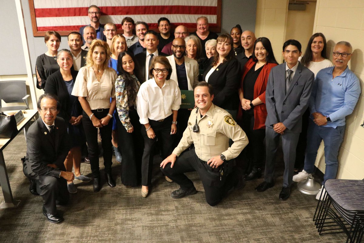 LVMPDSCAC's tweet image. 🎓👏 Congrats to Citizens’ Police Academy Class 02-2025!
30 grads completed 12 weeks of hands-on LVMPD training covering patrol, SWAT, K-9, DUI, use of force, crime prevention & more—including a ride-along! 💙
Apply now: 👉 lvmpd.com/cpa