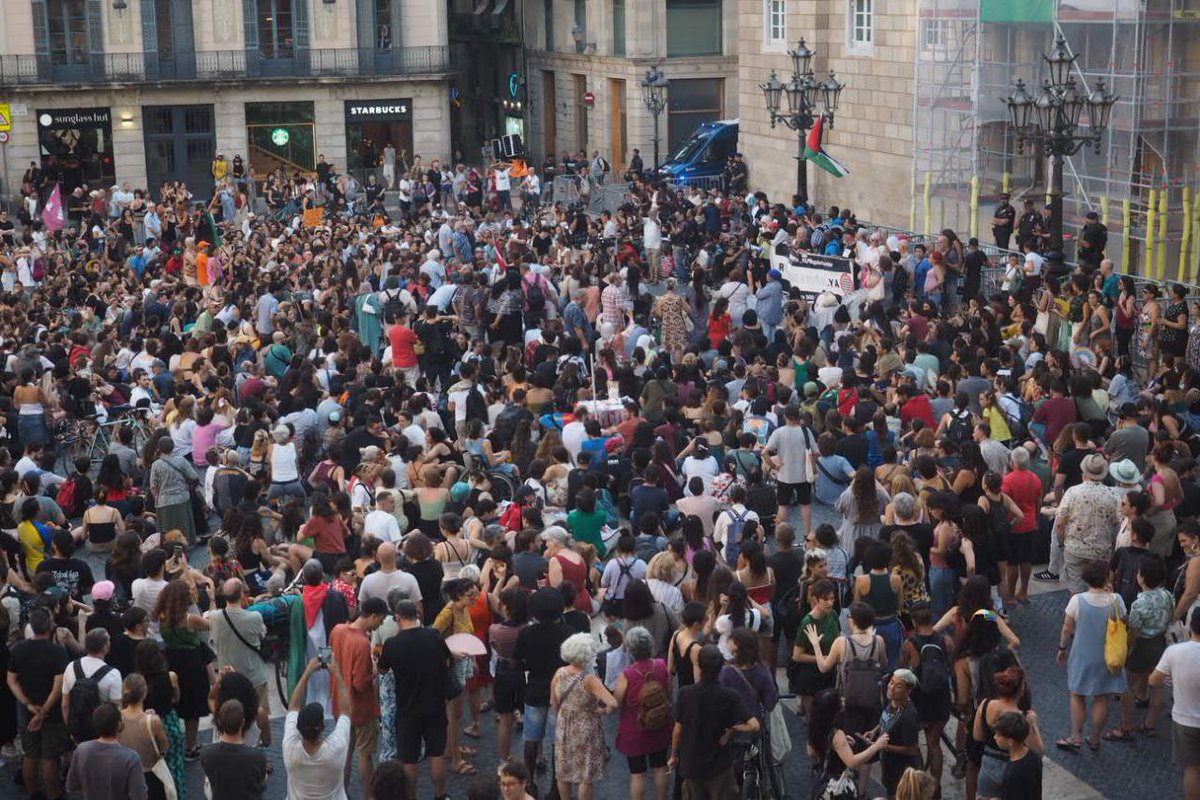 Directa (@la_directa) on Twitter photo #ANTIRACISME | Centenars de persones a la plaça Sant Jaume de Barcelona expressen el seu rebuig als disturbis racistes a Torre Pacheco. En aquest reportatge expliquem com el teixit veïnal pot plantar cara els discursos d'odi: directa.cat/lestrategia-de… 📷Pedro Mata (<a href="/Fotomovimiento/">Fotomovimiento</a>) #ANTIRACISME | Centenars de persones a la plaça Sant Jaume de Barcelona expressen el seu rebuig als disturbis racistes a Torre Pacheco. En aquest reportatge expliquem com el teixit veïnal pot plantar cara els discursos d'odi: directa.cat/lestrategia-de… 📷Pedro Mata (<a href="/Fotomovimiento/">Fotomovimiento</a>)