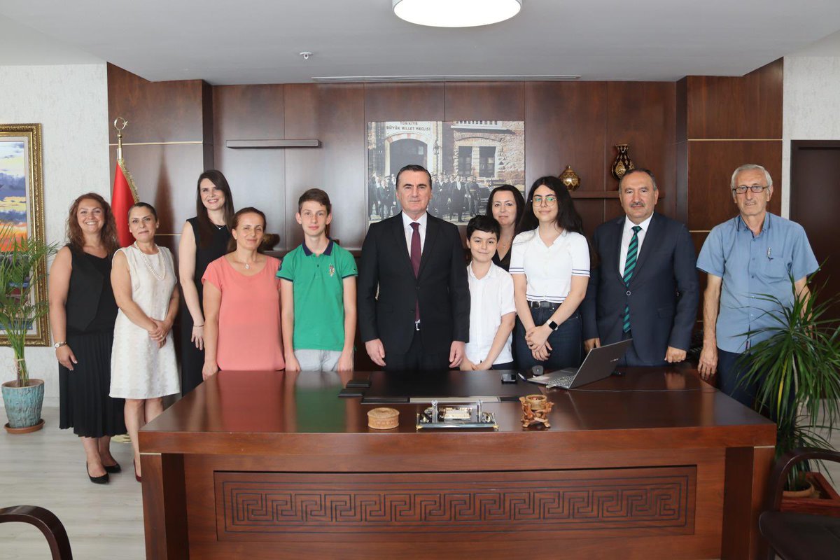 Gururumuz Oldular👏
LGS sınavında tüm sorulara doğru cevap vererek Türkiye birincisi olan Pendik Özel Bahçeşehir Koleji Ortaokulu öğrencilerimiz Cemre Arduç ve Efe Tufan Tepe, aileleri, okul yöneticileri ve Milli Eğitim Müdürümüzü misafir ederek tebriklerimizi ilettik…