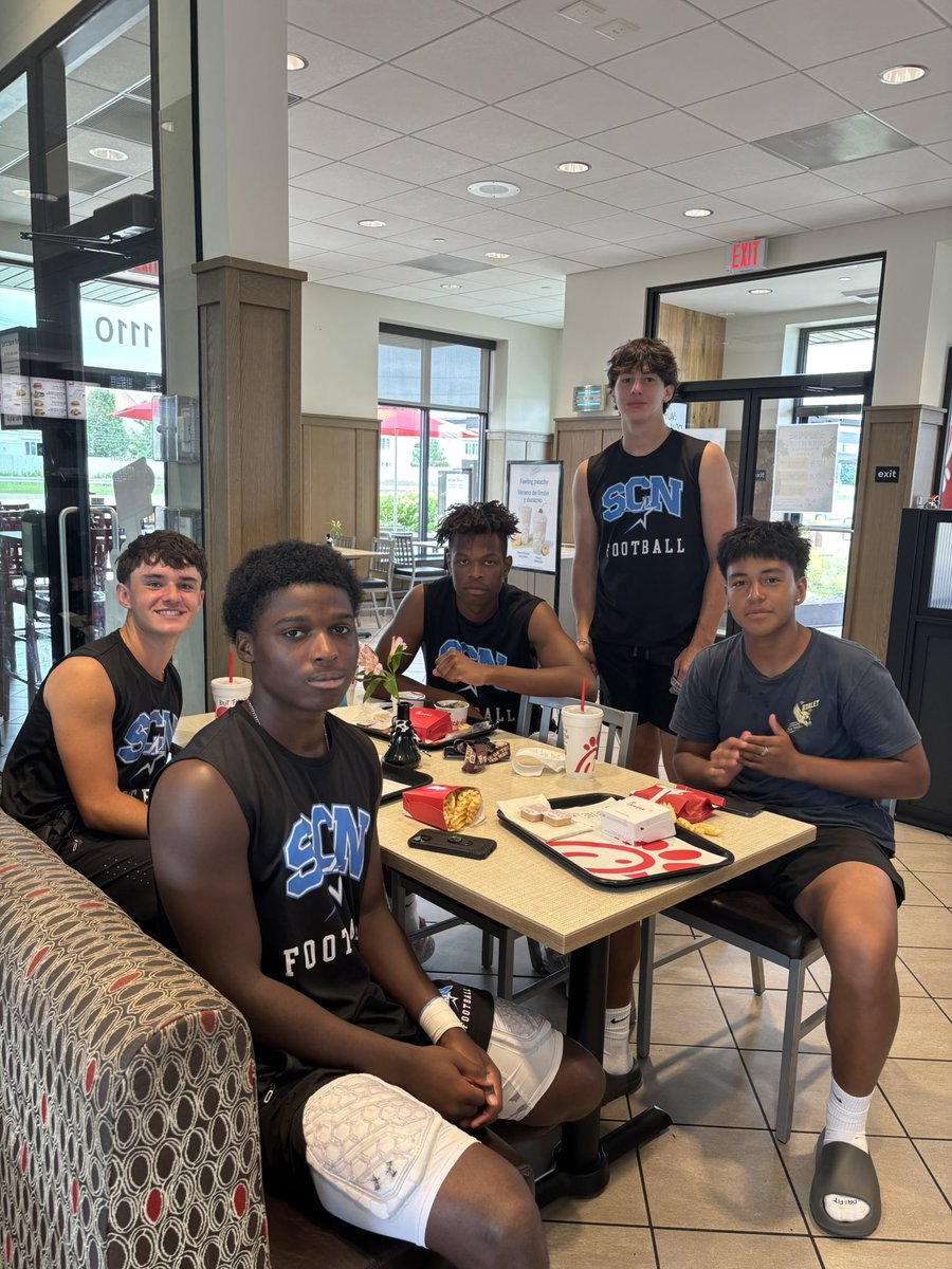 matkins2_'s tweet image. Goodfellas to chick fil a after our Thursday team camp @robertpomazak @SCNFBOFFICIAL