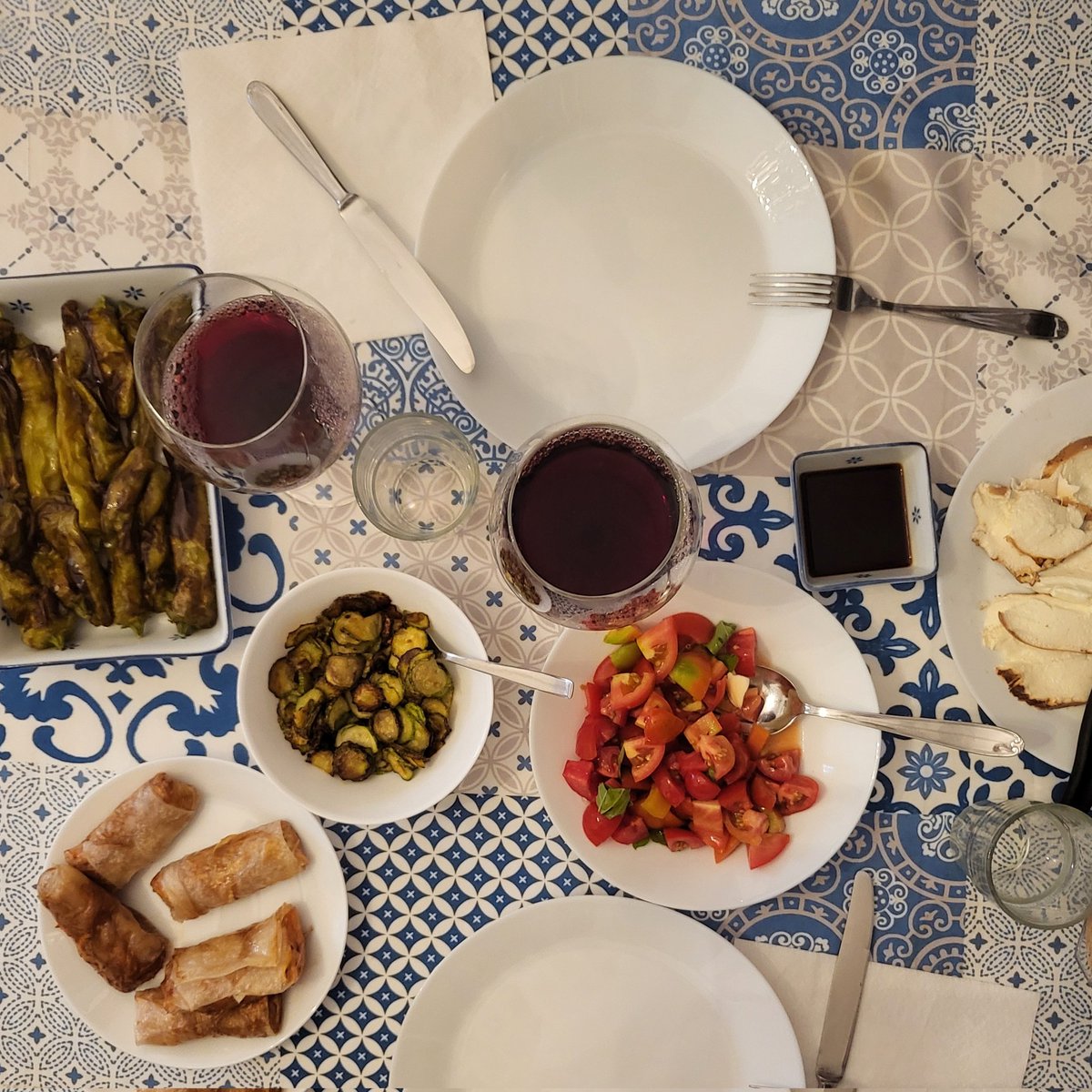 _to_be_'s tweet image. - Porto la provola fresca e il pane!
+ Penso alle verdure.
Cena perfetta a quattro mani.