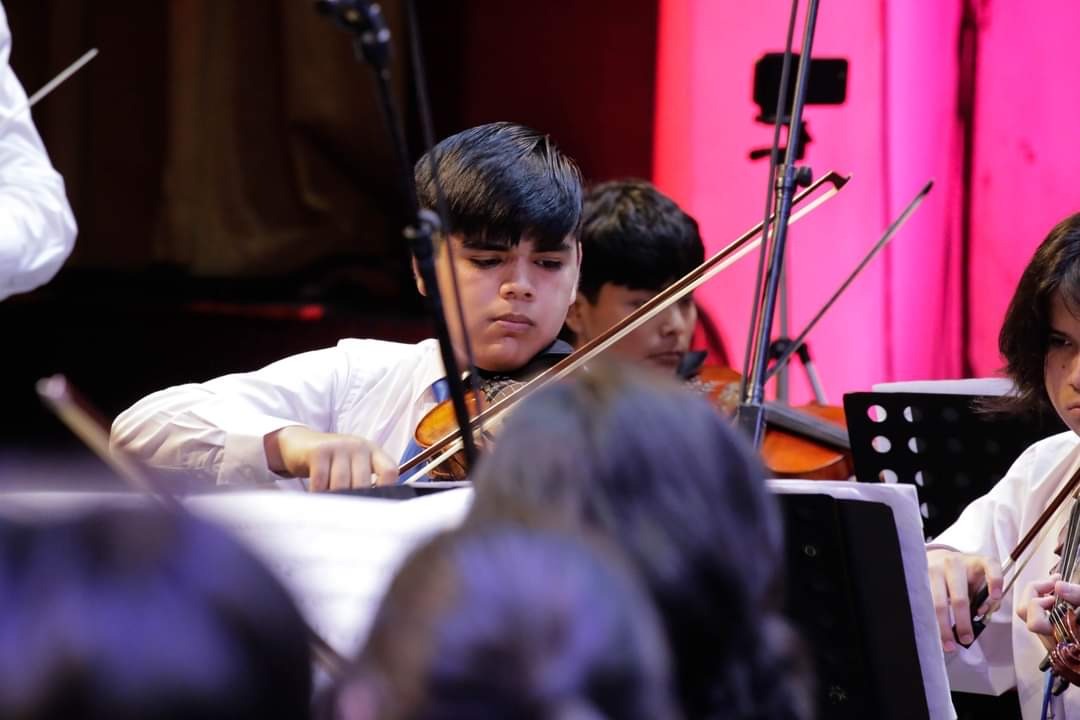 #RadioAyni|FOJI DESAFIÓ MI PASIÓN: HISTORIA DE UNA EXPERIENCIA TRANSFORMADORA
Pedro Jorquera ingresó a la Fundación de Orquestas Juveniles e Infantiles a los 12 años desempeñándose como concertino en #OrquestaSinfónicaJuvenilRegionalArica 
✅Más info👇🏾⁣
⁣radioayni.cl/foji-desafio-m…