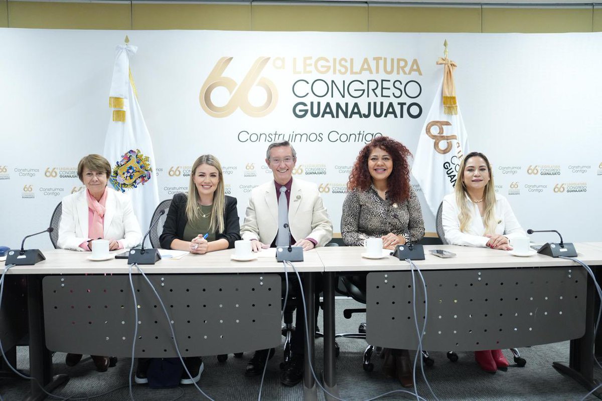 Noemi_MarquezM's tweet photo. ¿Sabías que en la Comisión de Salud nuestra voz suma para mejorar tu bienestar?  Seguimos impulsando leyes en favor de tu familia. ¡La salud empieza con la acción! 🤝👩‍⚕️ 

#SigamosTrabajando #DiputadaAmiga https://t.co/aFkuETHu6J