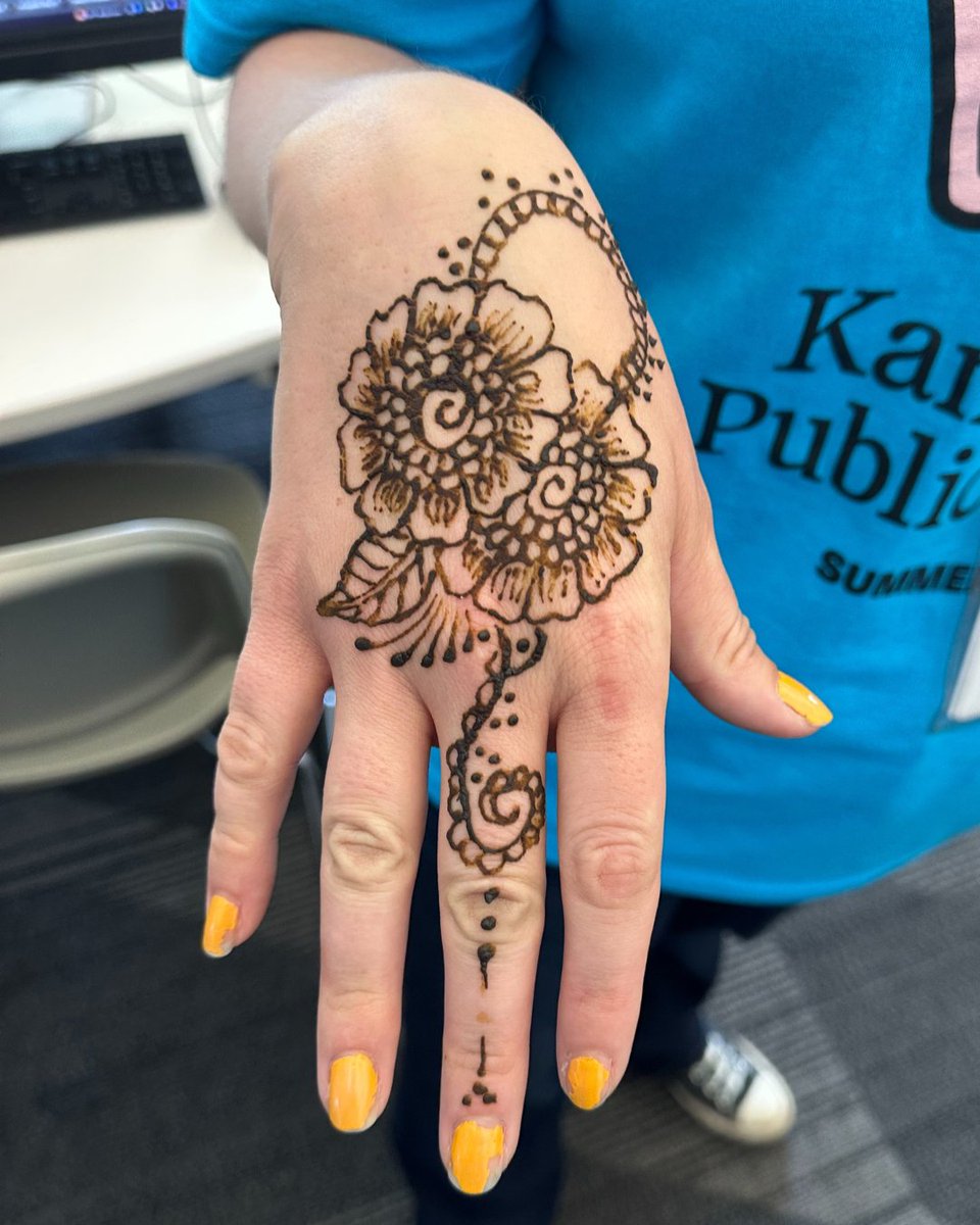KCLibrary's tweet image. The Summer Reading celebration continues! 🎉Drop a 📚 emoji in the comments if you signed up and share what you're reading (or listening to)!
There's still time to register and get a free book. Visit kclibrary.org/SummerReading to get started.
Library locations have prizes for…