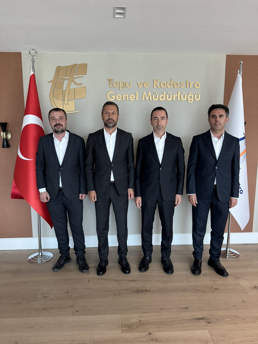 Tapu ve Kadastro Genel Müdürümüz Hakan Gedikliye yönetim olarak ziyaret de bulunarak, 8. dönem toplu sözleşme öncesi taleplerimize ilişkin istişarelerde bulunduk.
Katkıları için Genel Müdürümüze teşekkürlerimi sunuyorum.