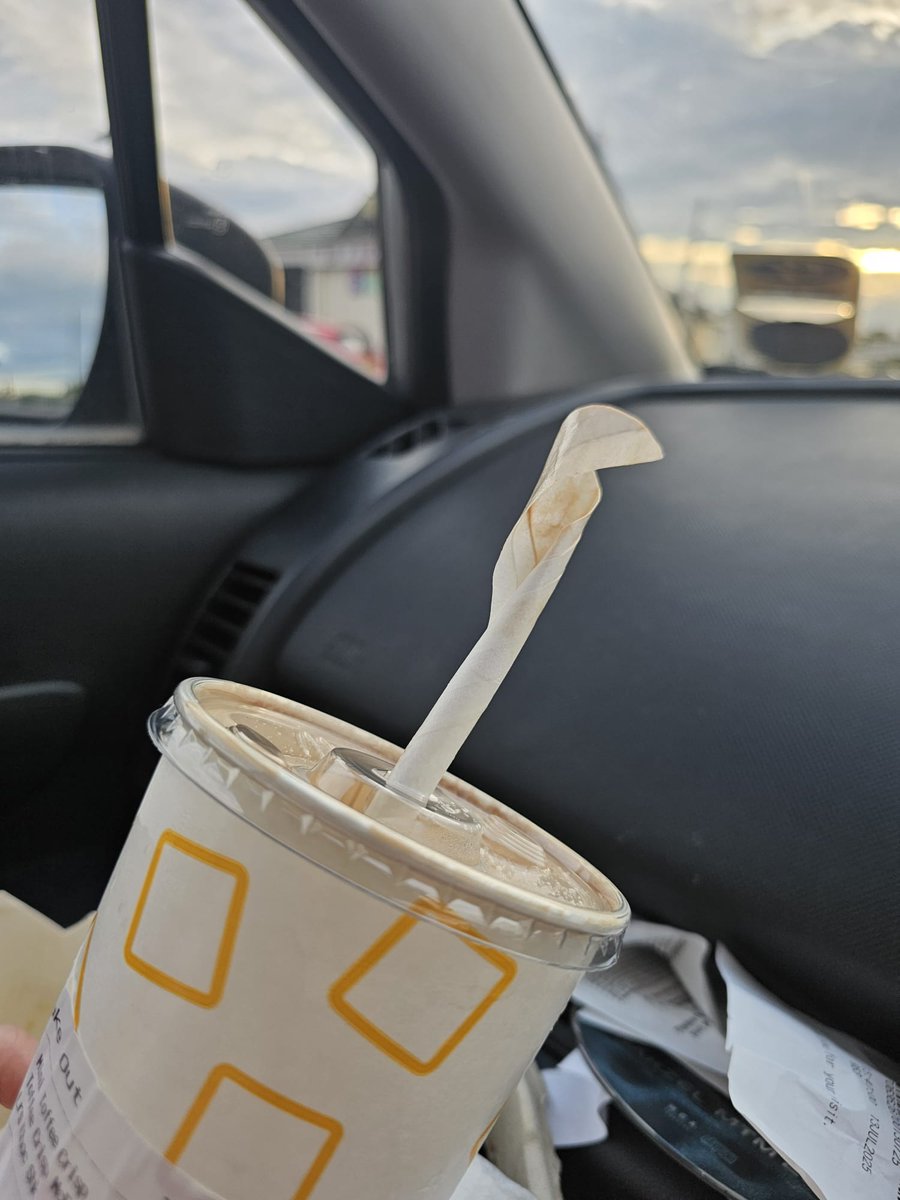 Dirtydancer1984's tweet photo. @McDonaldsUK seriously, how are you supposed to drink your milkshake when, after a couple of sips, your straw is like this? https://t.co/s7WL2SnH9y