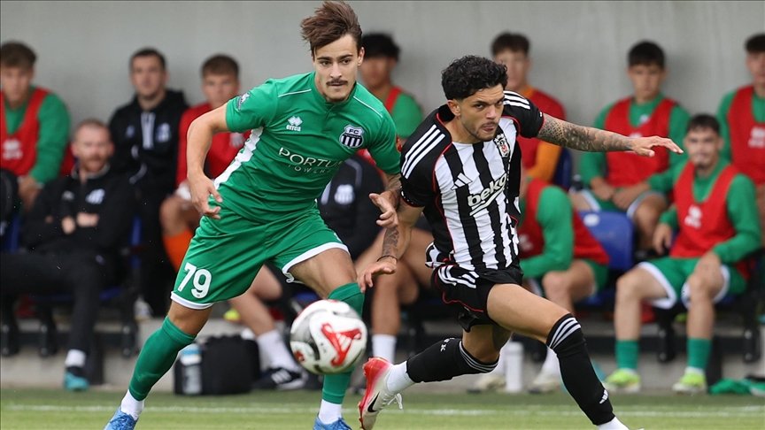 BEŞİKTAŞ, PETRŽALKA KARŞISINDA MAĞLUP! ⚽😔

Hazırlık Maçı Sonucu: Petržalka 2 - 1 Beşiktaş

Avusturya kampındaki dördüncü ve son hazırlık maçında siyah-beyazlılar sahadan mağlubiyetle ayrıldı. Rakip Petržalka 1898'in golleri 10. dakikada David Bordac ve 12. dakikada Patrik