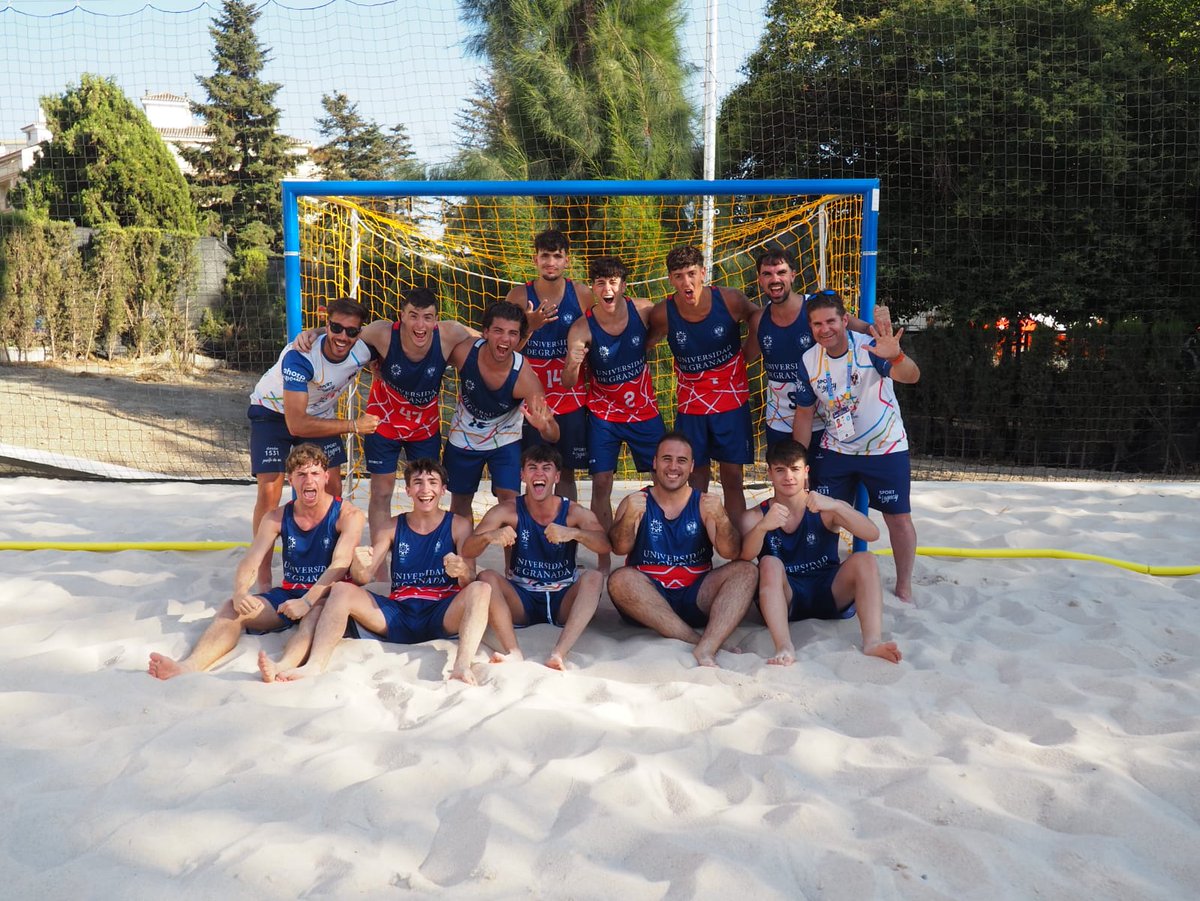 🥇 ¡Somos de ORO!

🎉 El #UGR femenino de balonmano playa gana en #Fuentenueva la final de los <a href="/eusabeach/">EUSA Beach Sports</a> 🇪🇺

😍 Ha sido en el derbi andaluz ante el equipo de la #UMA

🏆 ¡Qué grandes!

👏 Bravo también por el quinto puesto de nuestros chicos 📸