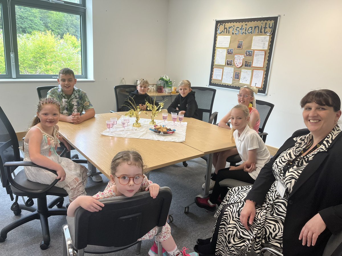 Congratulations to the learners who were  “highly commended” for their entries to the Hidden Heroes competition! They thoroughly enjoyed their afternoon tea with Mrs Jarvis!