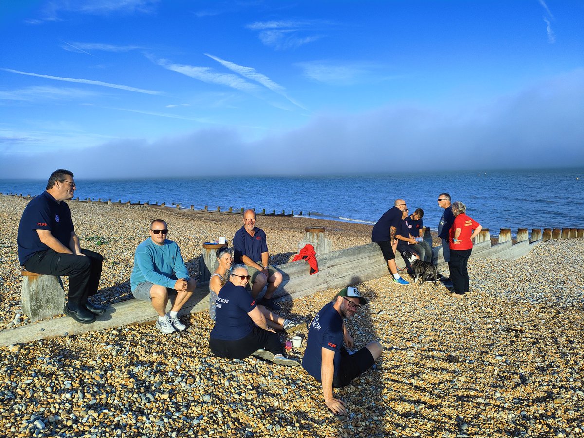 What a gorgeous evening to spend with Pett Level Independent Rescue Boat , chatting through beach related first aid emergencies. 😎
