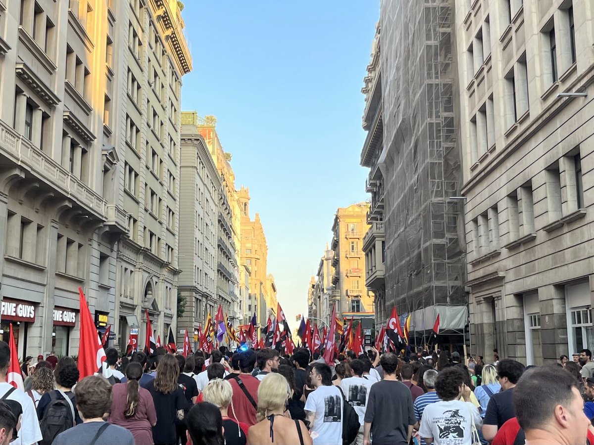 judithgonzrius's tweet image. Avui a Via Laietana, just a l’altura de Jaume I, s’han unit la manifestació per exigir l’alliberament de les @6delaSuiza amb la concentració contra els atacs racistes i feixistes viscuts aquests dies.
Davant els temps que venen: unitat i solidaritat de classe.