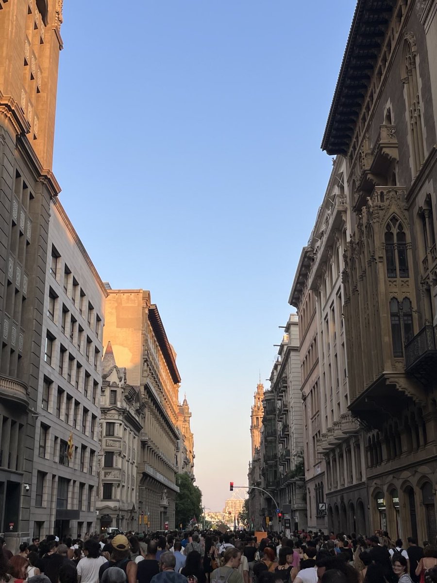 Judith González (@judithgonzrius) on Twitter photo Avui a Via Laietana, just a l’altura de Jaume I, s’han unit la manifestació per exigir l’alliberament de les <a href="/6delaSuiza/">6 de la Suiza</a> amb la concentració contra els atacs racistes i feixistes viscuts aquests dies.
Davant els temps que venen: unitat i solidaritat de classe. Avui a Via Laietana, just a l’altura de Jaume I, s’han unit la manifestació per exigir l’alliberament de les <a href="/6delaSuiza/">6 de la Suiza</a> amb la concentració contra els atacs racistes i feixistes viscuts aquests dies.
Davant els temps que venen: unitat i solidaritat de classe.