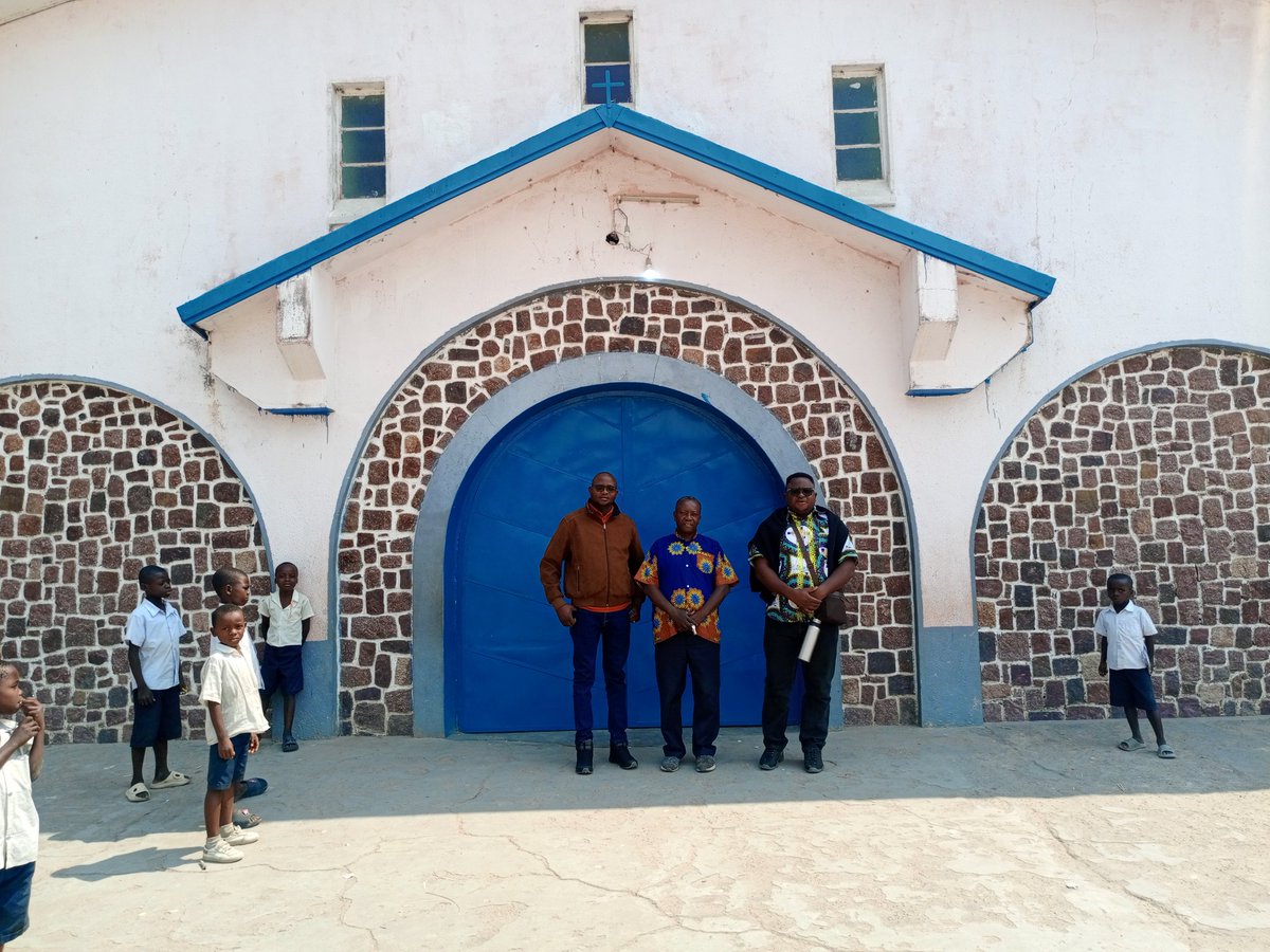 #Kamina_Sobongo
Le fameux château d'eau et la paroisse Saint François d'Assise où je fus baptisé..