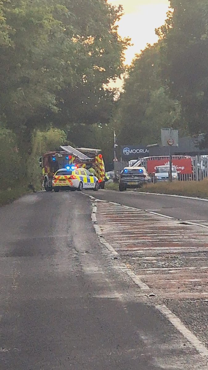 FowlerArts's tweet photo. Big accident down Toplits lane this evening 17/7/25 @WatfordObserver #watford #Accident #RoadAccident https://t.co/QE3dvbtEJM