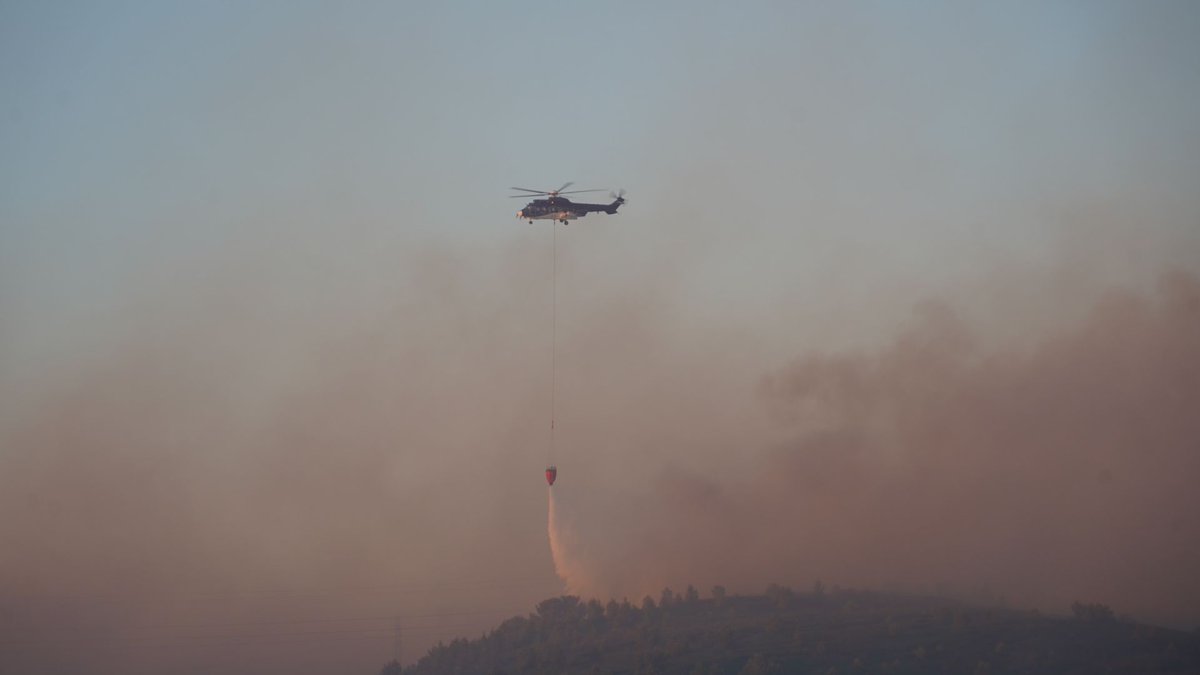 Pompiers13 (@pompiers_13) on Twitter photo <a href="/maritimamedias/">Maritima Médias</a> <a href="/France3Provence/">France 3 Provence</a> <a href="/laprovence/">La Provence</a> <a href="/BFMMarseille/">BFM Marseille Provence</a> <a href="/ici_provence/">ici Provence</a> <a href="/PompiersFR/">Pompiers de France</a> <a href="/cezocsud/">CeZOC Sud</a> <a href="/departement13/">Département des Bouches-du-Rhône</a> <a href="/Prefet13/">Préfet de la région Provence-Alpes-Côte d'Azur</a> <a href="/AMPMetropole/">Métropole Aix-Marseille-Provence</a> #Opérations
800 #Pompiers13 et leurs renforts sont mobilisés sur le front des #flammes à Martigues.
Les opérations continuent ardemment pour contenir le #feu le plus tôt possible.
Les moyens aériens appuient grandement les actions de lutte au sol. <a href="/maritimamedias/">Maritima Médias</a> <a href="/France3Provence/">France 3 Provence</a> <a href="/laprovence/">La Provence</a> <a href="/BFMMarseille/">BFM Marseille Provence</a> <a href="/ici_provence/">ici Provence</a> <a href="/PompiersFR/">Pompiers de France</a> <a href="/cezocsud/">CeZOC Sud</a> <a href="/departement13/">Département des Bouches-du-Rhône</a> <a href="/Prefet13/">Préfet de la région Provence-Alpes-Côte d'Azur</a> <a href="/AMPMetropole/">Métropole Aix-Marseille-Provence</a> #Opérations
800 #Pompiers13 et leurs renforts sont mobilisés sur le front des #flammes à Martigues.
Les opérations continuent ardemment pour contenir le #feu le plus tôt possible.
Les moyens aériens appuient grandement les actions de lutte au sol.