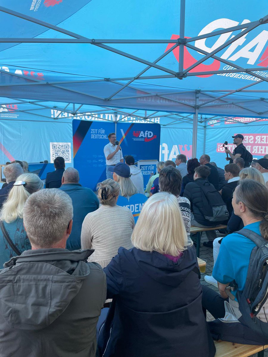 Rene_Springer's tweet image. 🎤 Bürgerdialog in Strausberg – klare Worte, starke Resonanz!
Über 150 Bürgerinnen und Bürger kamen gestern zum Bürgerdialog auf dem Lindenplatz in Strausberg – ein starkes Zeichen für das wachsende Interesse an echter, patriotischer Politik.
Im Mittelpunkt der Diskussion…