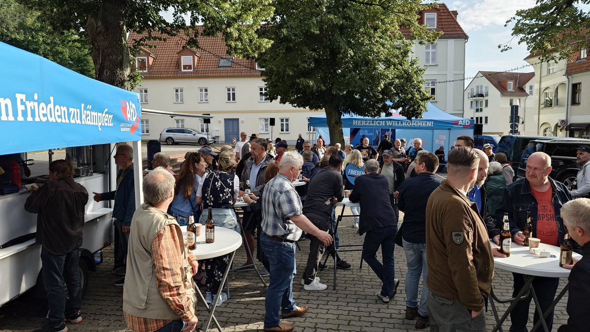Rene_Springer's tweet image. 🎤 Bürgerdialog in Strausberg – klare Worte, starke Resonanz!
Über 150 Bürgerinnen und Bürger kamen gestern zum Bürgerdialog auf dem Lindenplatz in Strausberg – ein starkes Zeichen für das wachsende Interesse an echter, patriotischer Politik.
Im Mittelpunkt der Diskussion…