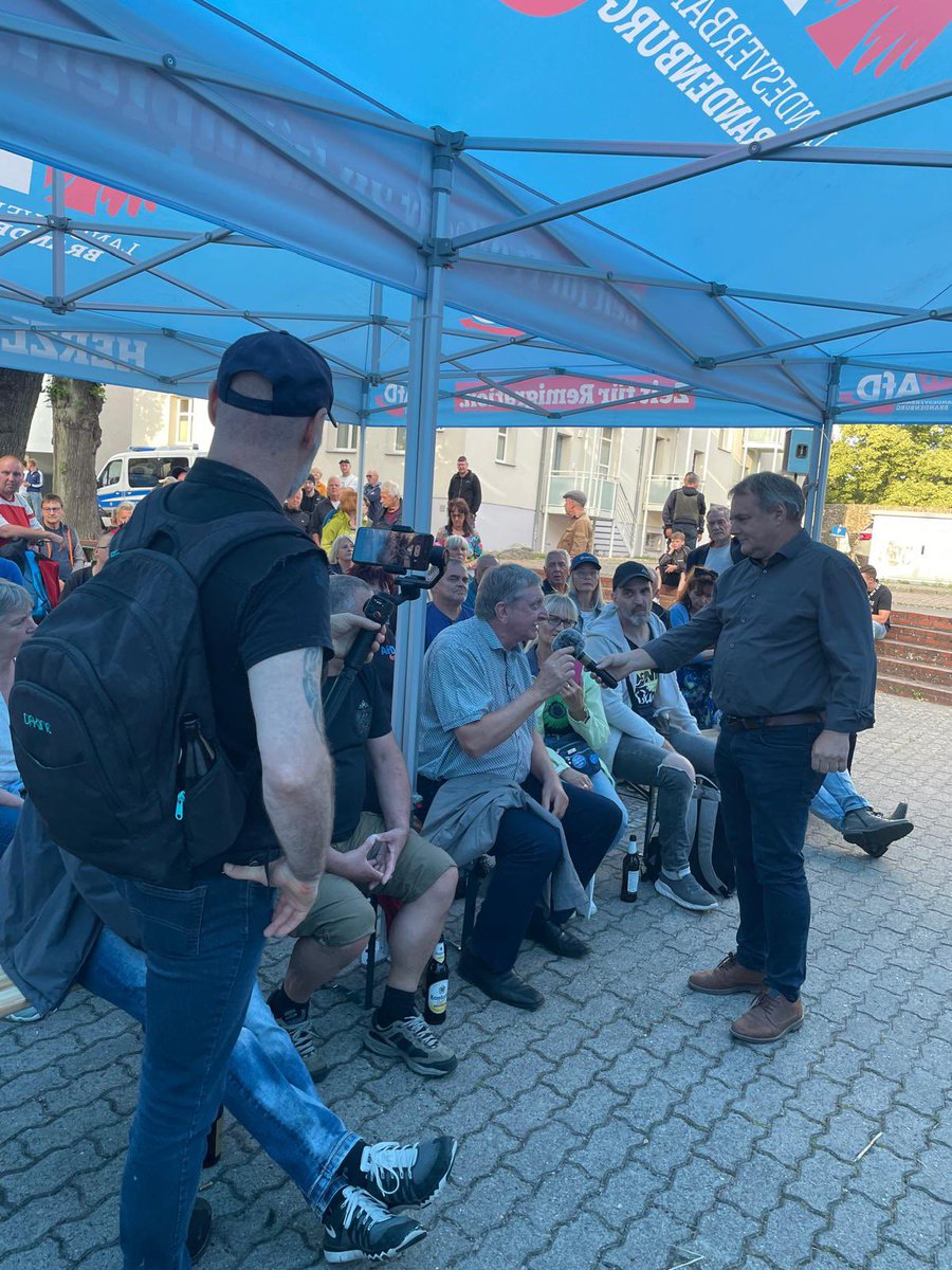 Rene_Springer's tweet image. 🎤 Bürgerdialog in Strausberg – klare Worte, starke Resonanz!
Über 150 Bürgerinnen und Bürger kamen gestern zum Bürgerdialog auf dem Lindenplatz in Strausberg – ein starkes Zeichen für das wachsende Interesse an echter, patriotischer Politik.
Im Mittelpunkt der Diskussion…