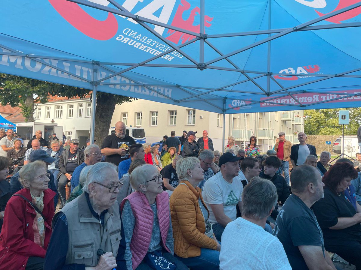Rene_Springer's tweet image. 🎤 Bürgerdialog in Strausberg – klare Worte, starke Resonanz!
Über 150 Bürgerinnen und Bürger kamen gestern zum Bürgerdialog auf dem Lindenplatz in Strausberg – ein starkes Zeichen für das wachsende Interesse an echter, patriotischer Politik.
Im Mittelpunkt der Diskussion…