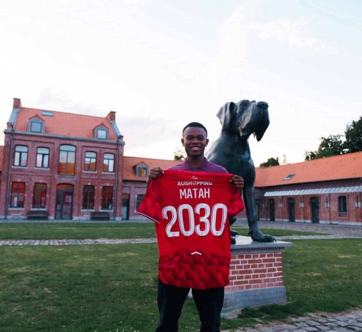 lajwelteam's tweet photo. 🔵⚽ Un nouveau chapitre s’ouvre pour ANGEL YONDJO !

La Dauphine Academy Sport Center était dignement représentée lors de la signature officielle du contrat du jeune talent ANGEL YONDJO avec le club de Lille OSC, en provenance de l’EFBC

#DauphineAcademy #LOSC 
#EFBC #lajwelteam https://t.co/WqLVN8nPuj