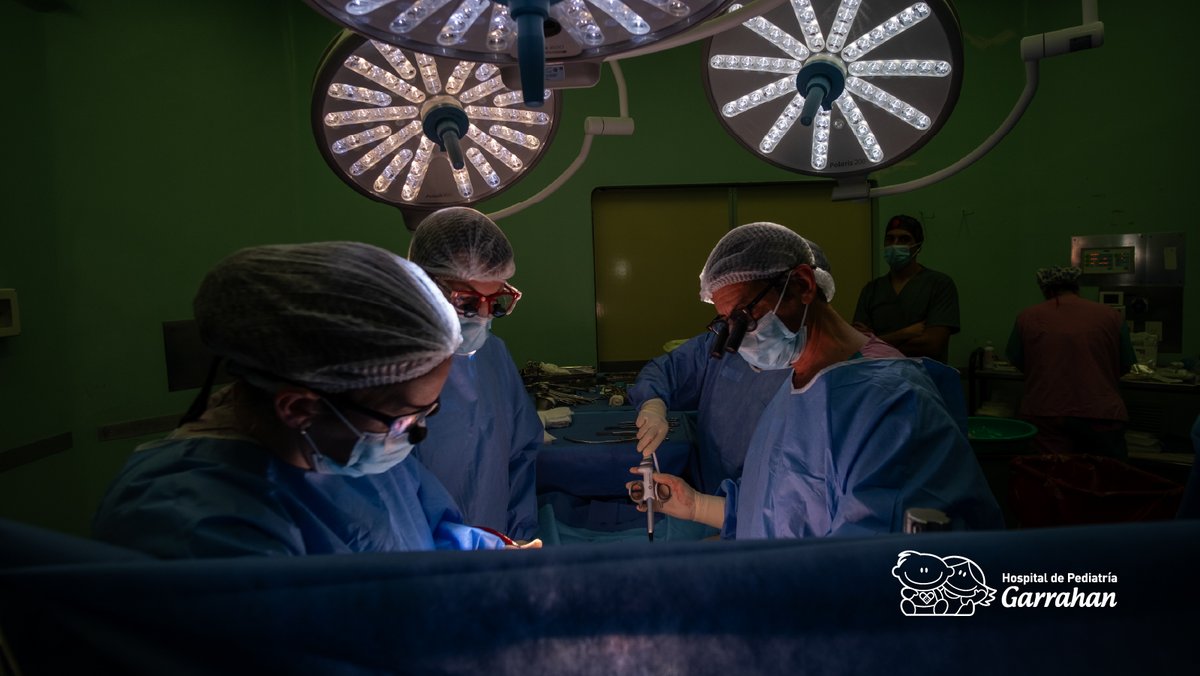 HospGarrahan's tweet image. En el Garrahan nuestros equipos de salud están trabajando para que el hospital siga funcionando a pesar de los disturbios externos.
En este momento se están realizando 5 intervenciones de alta complejidad:
• Una donación hepática de una madre y el trasplante a su bebé,…
