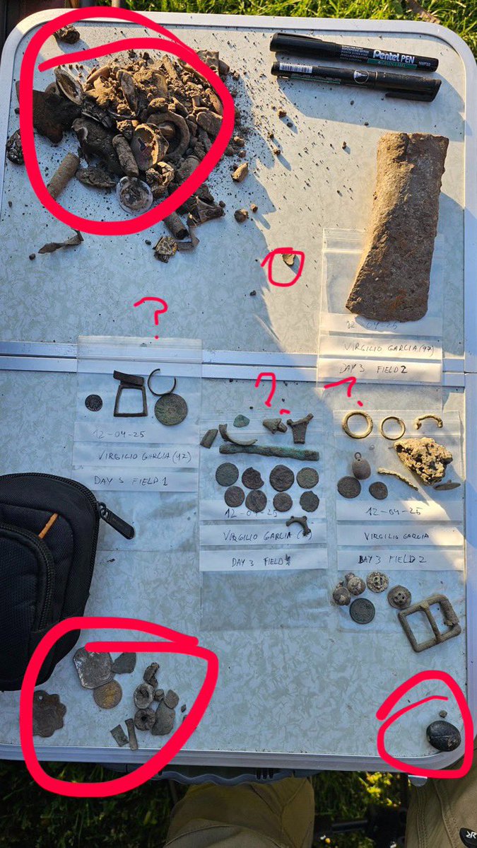 Hablemos del contexto arqueológico fulminado. 

Hablemos del fondo y las formas del sujeto de detección metálica. Pero aparquemos España; con el beneplácito de un museo en Croacia 🇭🇷 están llevando a cabo una CHAPUZA. 

Mirar esta imagen subida por él mismo 🧵⬇️