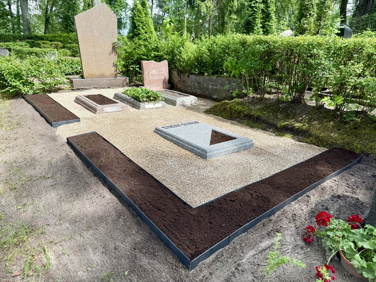 Norrmis's tweet image. Kapavietas atjaunošana iekļaujot vienkāršas dobes izveidi, ģeotekstila un oļu ieklāšanu, kā arī jaunas apmales ar plāksnēm uzstādīšanu, esošo elementu taisnošanu un tīrīšanu. ✨ Sazinies zvanot vai whatsapp ☎️ 28777495 vai sūti e-pastu 📩 kapupasaule@gmail.com #sakopšana…