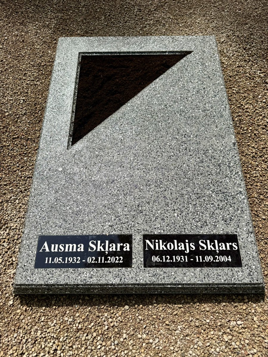 Norrmis's tweet image. Kapavietas atjaunošana iekļaujot vienkāršas dobes izveidi, ģeotekstila un oļu ieklāšanu, kā arī jaunas apmales ar plāksnēm uzstādīšanu, esošo elementu taisnošanu un tīrīšanu. ✨ Sazinies zvanot vai whatsapp ☎️ 28777495 vai sūti e-pastu 📩 kapupasaule@gmail.com #sakopšana…
