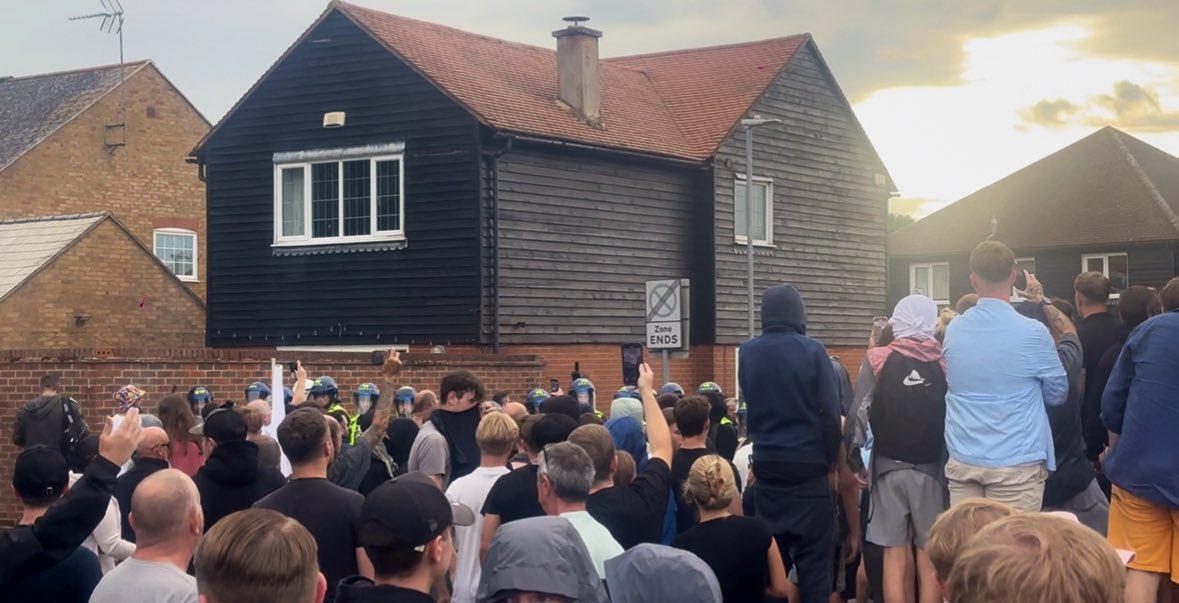 🧵 2/2 

What then happened,  was the Police escorted 50 “ ANTIFA “ down towards the hotel, with masks on and covered faces.
The riot Police then had to kettle those extremists into a side street, due to loads of local teenagers &amp; youths coming out to challenge them. 
What we’ve