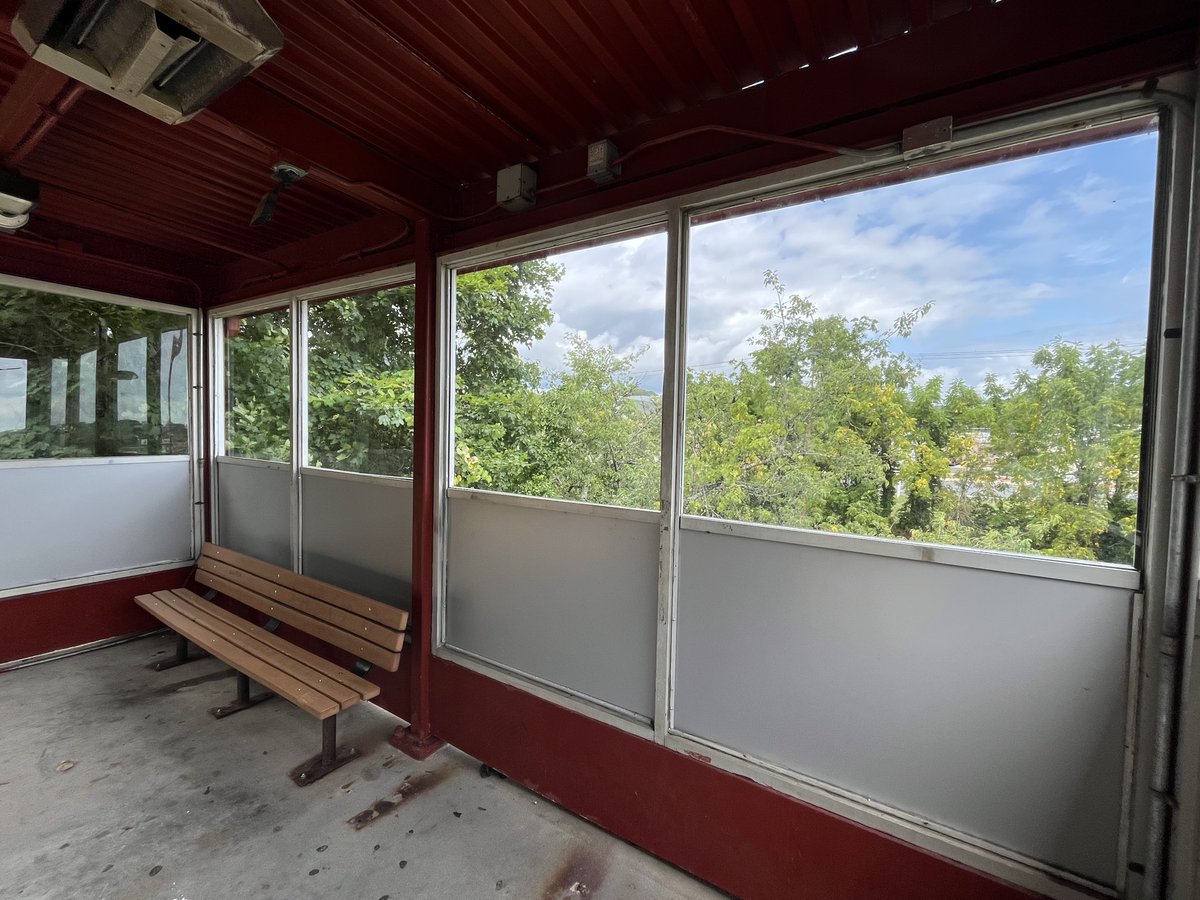 NJTRANSIT_ACRL's tweet image. Improvements are being made along the ACRL! NJ TRANSIT's Stations Management Team has been working across the Atlantic City Rail Line most recently at Abescon Station, where the shelter's have been painted and windows replaced with fresh, clear glass!