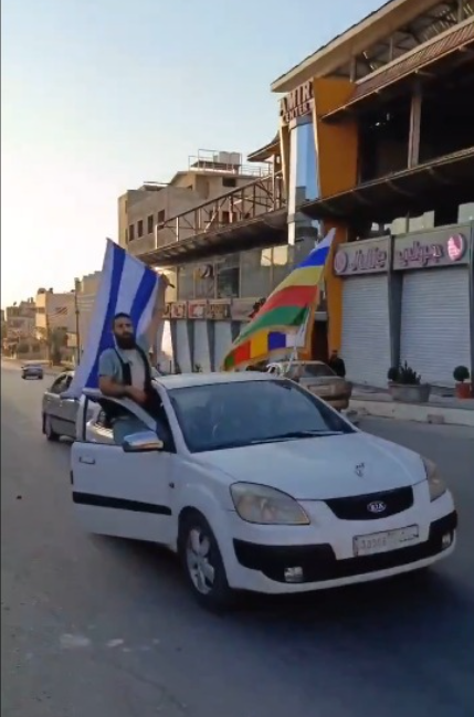 cairo24_'s tweet photo. فصائل درزية ترفع علم إسرائيل في شوارع السويداء جنوبي سوريا https://t.co/f8RMccJ1VB