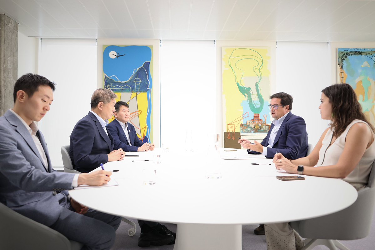 mintradigital's tweet image. Encuentro de @oscarlopeztwit con Lim Soosuk, Embajador de la República de Corea en España.
Corea y España comparten una apuesta estratégica por el desarrollo digital, la inteligencia artificial y la industria de semiconductores. Seguimos construyendo alianzas de futuro.