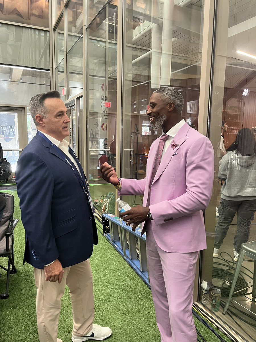 seniorbowl's tweet image. One of our favorite analysts @Harp41 of @SECNetwork and @DfabeSB. Roman Harper had an incredible football career with @AlabamaFTBL, @Panthers and led @Saints to win their first Super Bowl in franchise history 🏆🙌🏻🏈