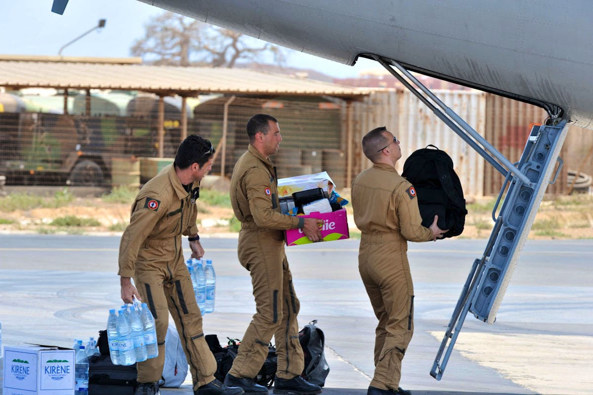 LeaderNewsCI's tweet image. 🔴 #Senegal 
Souveraineté: les soldats français définitivement chassés du Sénégal

Les dernières installations militaires françaises au Sénégal  ont été officiellement restituées ce jeudi matin, aux autorités locales, lors d’une cérémonie historique à Dakar qui marquera la fin de…