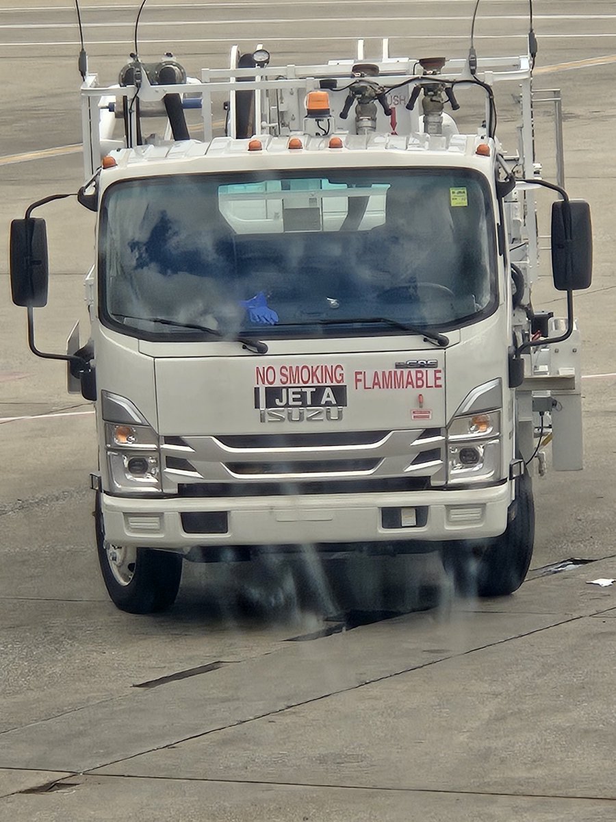 _Uro's tweet image. No smoking??

I thought this was a FREE COUNTRY