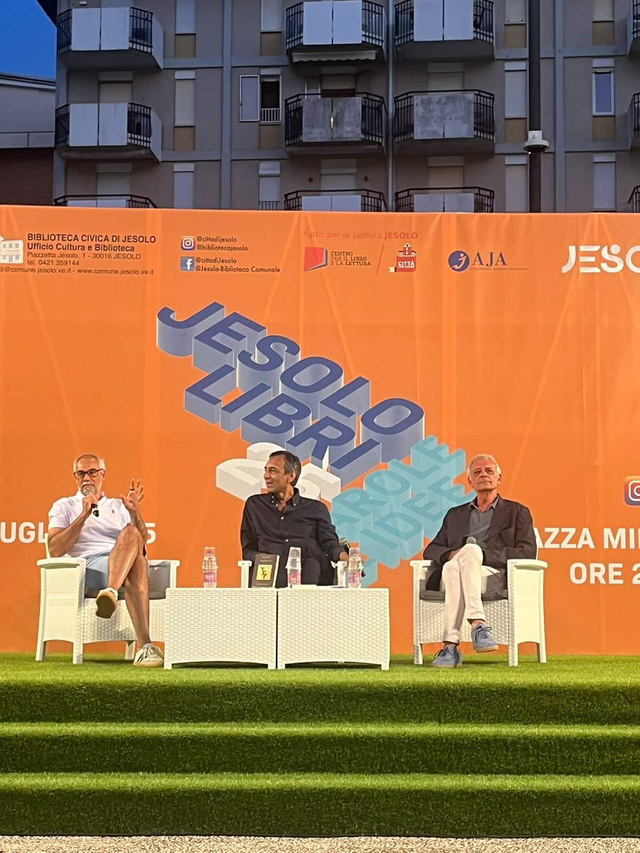 sellerioeditore's tweet photo. Marco #Malvaldi e @AlRobecchi ! Un noir tutto da ridere! Adesso a Jesolo intervistati da @aletrocino https://t.co/zmKB7k5M2J