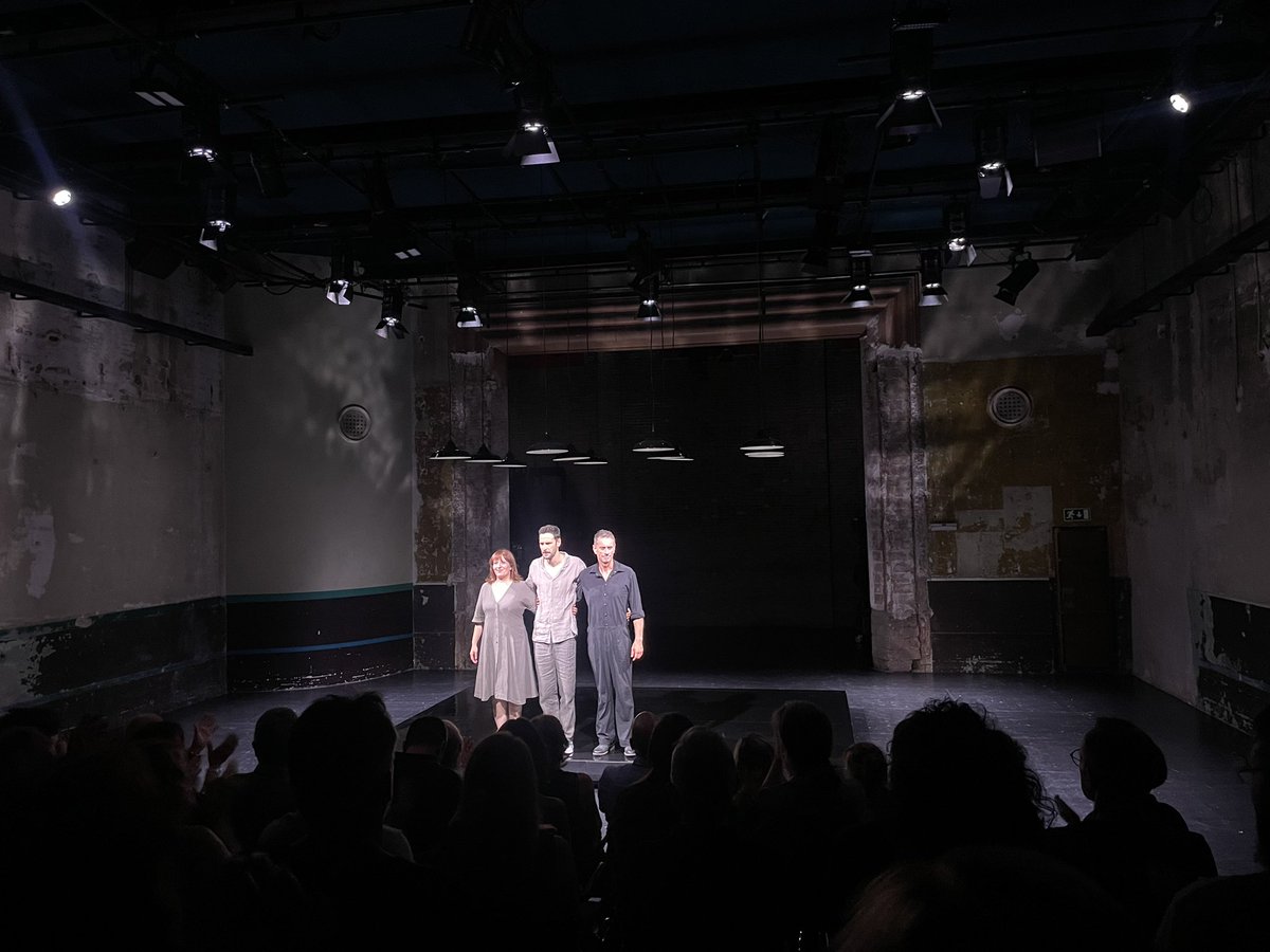 Tres actors impecables en un text de <a href="/josepmariamiro/">Josep Maria Miró</a> que et deixa desassossegat i a l’intempèrie d’un bosc feréstec.
Els monstres que ens habiten.
Teatre que és literatura!

<a href="/salabeckett/">Sala Beckett</a> 
<a href="/grecfestivalbcn/">Grec Festival Bcn</a>
